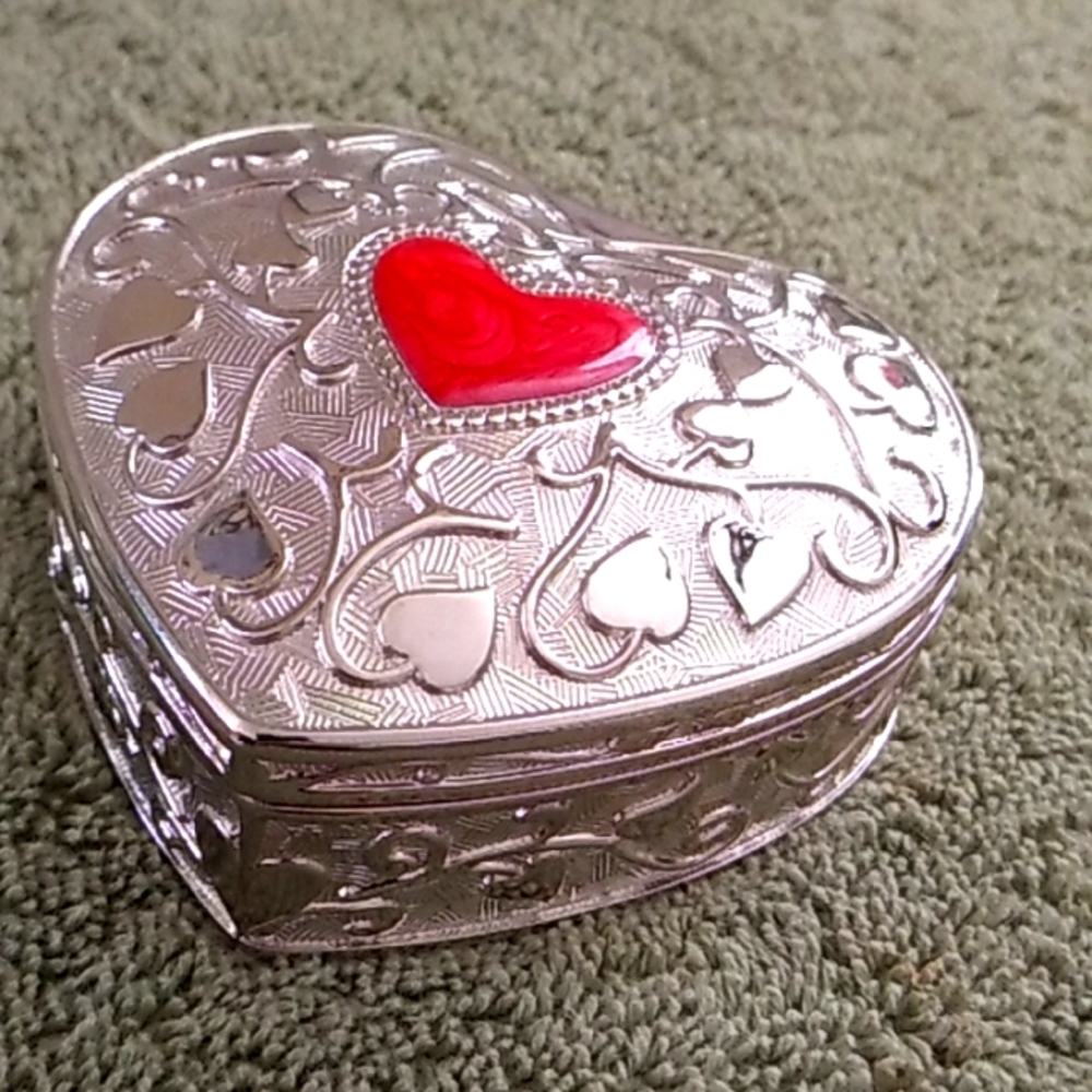 Heart shape metal trinket box